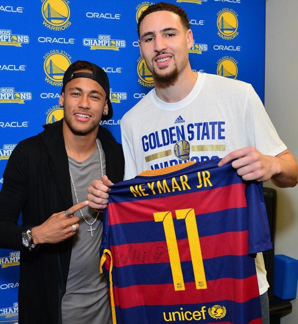 足球明星面对篮球明星,易建联姚明再度同框相互微笑感人