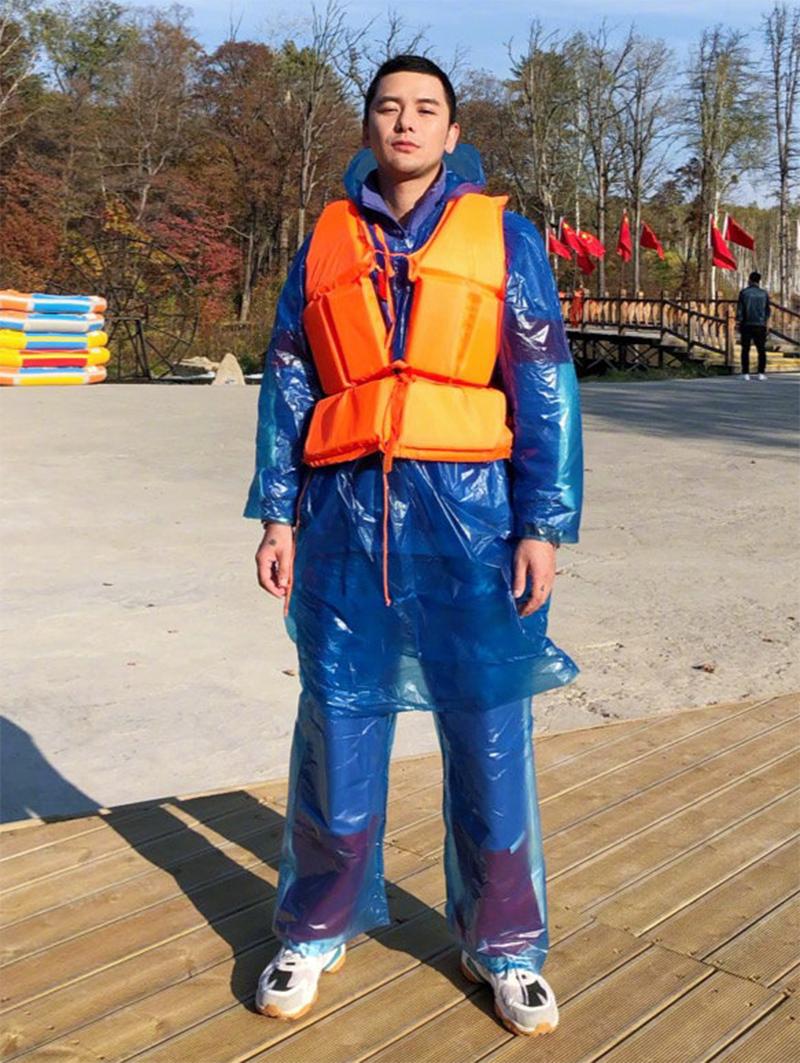 岳云鹏易烊千玺视频,王俊凯易烊千玺雨衣