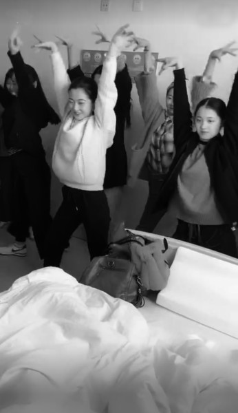 冯琛老师病床前的舞蹈？漫改真人一边打造电影宇宙一边耍宝卖萌？