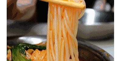 对不起韩国，螺蛳粉是中国的，炸酱面也是中国的（菲李漫画）