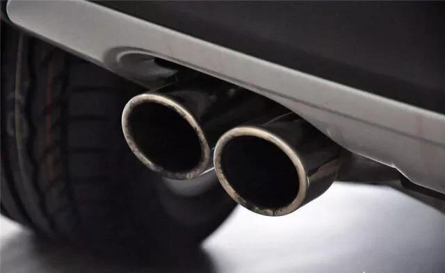 开车排气管总是有异响是怎么回事,汽车排气管有一点黑灰算是正常吗