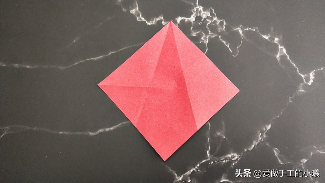 玫瑰花正方形折纸教程图解,怎么样用折纸叠出来简单的玫瑰花
