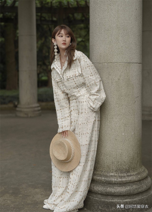 秋天米色裤子配什么鞋子,黑色裤子秋天穿的上衣怎么搭配