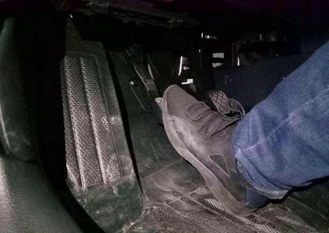 学车抬离合松刹车,学车踩离合转方向盘技巧