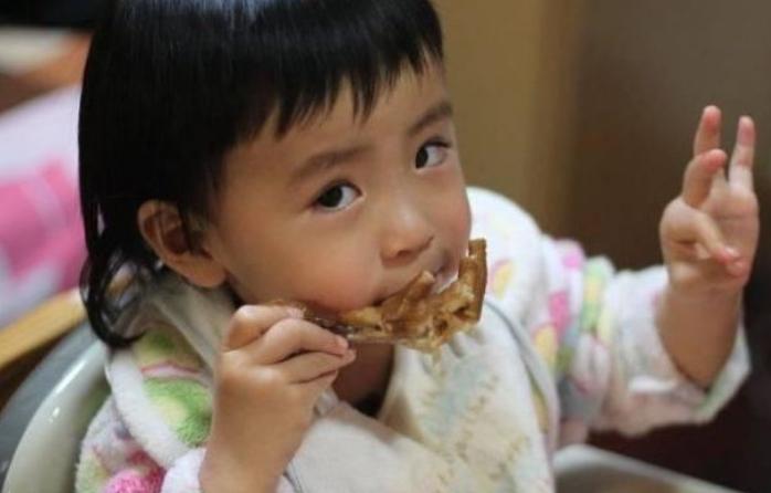 孩子3岁了不会吃硬饭？家长要及时锻炼孩子的咀嚼能力，别大意了