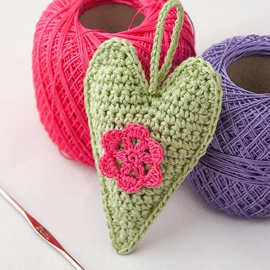 钩织创意汽车爱心挂件教程,毛线钩织汽车挂件饰品