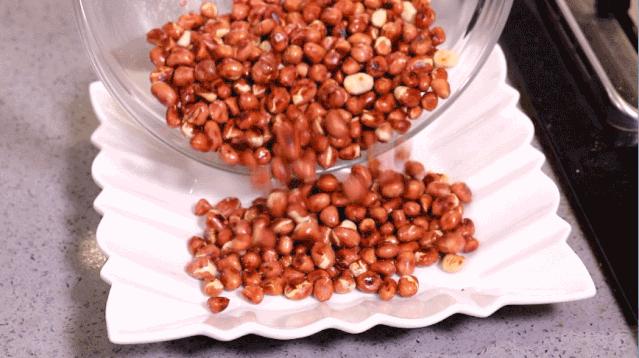 炸花生米,最忌讳直接下油锅!多加“这2味料”,香脆又不糊