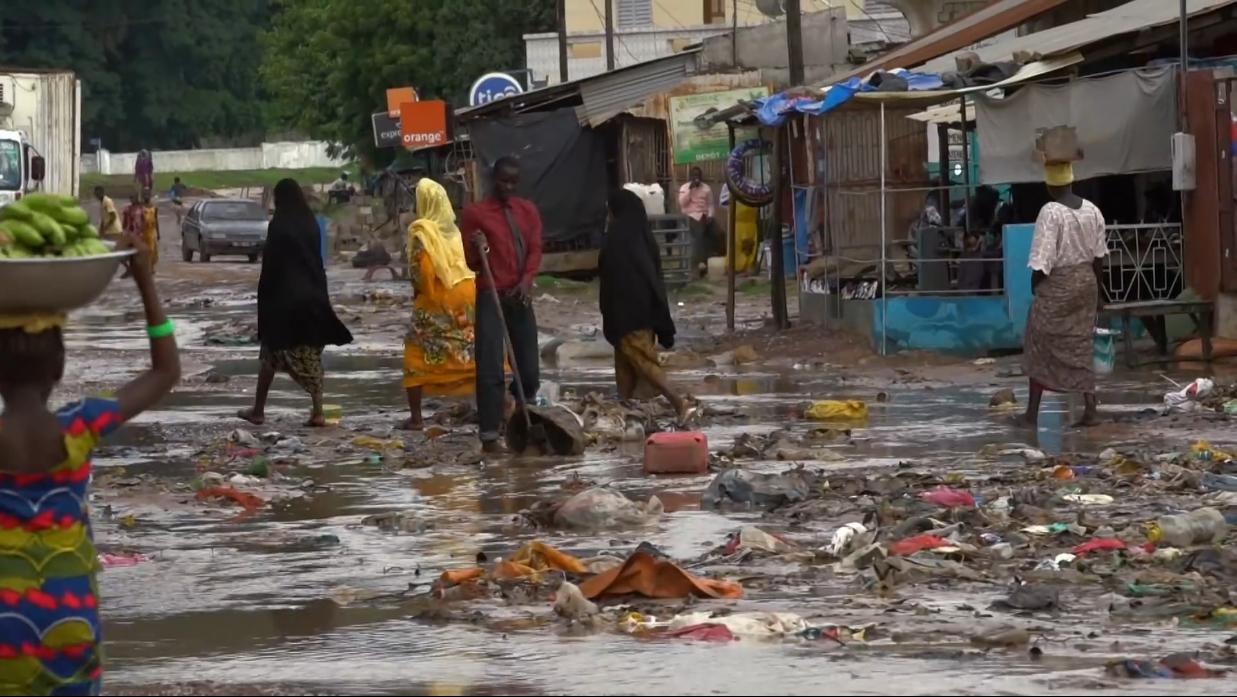 非洲小哥淘来法国二手车开出租，280公里只要47元，但要开12小时