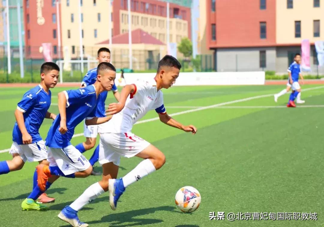 酷暑炎夏也挡不住球友打球的决心,足球绿茵场上的激情与梦想