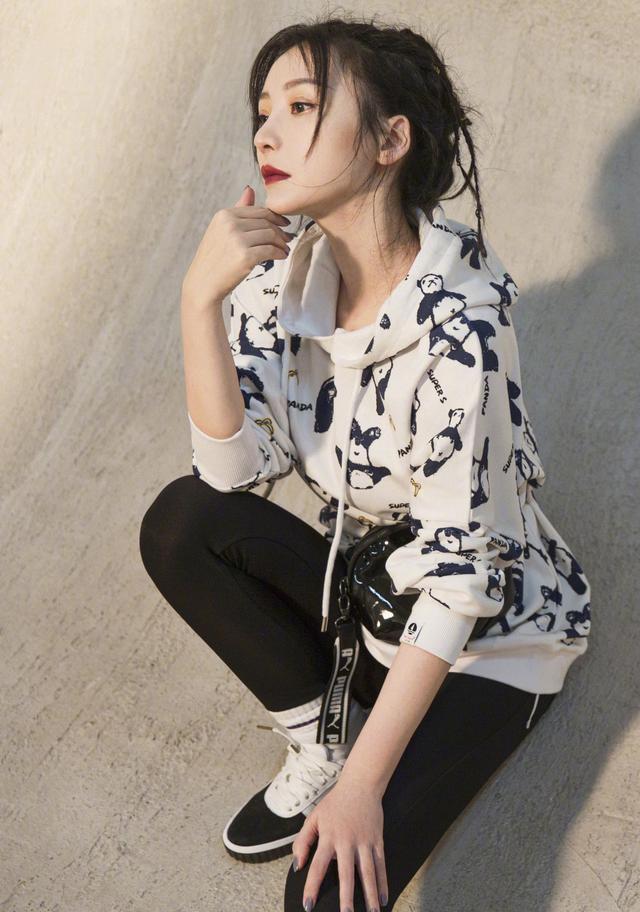 柳岩穿筒靴片段,柳岩穿吊带裙红裙