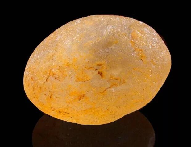 这些石头价值不菲，随便捡到一块妥妥的人生赢家