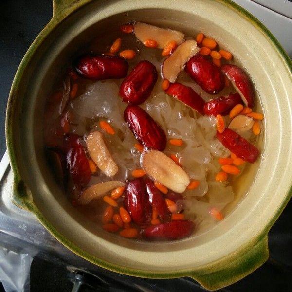 特产谱之动物人参：位列上八珍，称软黄金，在冰雪下冬眠五六个月