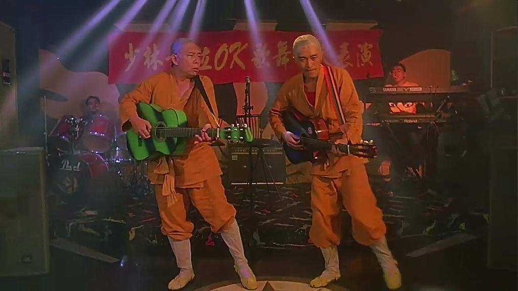 周星驰黄一飞表演节目,周星驰和黄一飞被酒瓶砸的视频