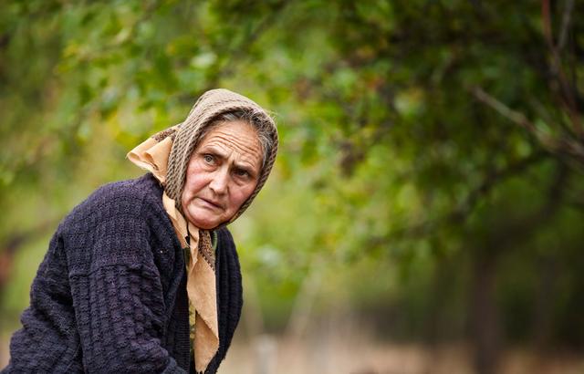 “人老了，儿女不赡养老人怎么办？”4位老人给出4种方法，聪明