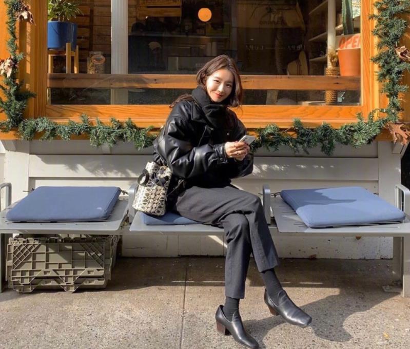 韩国“白富美歌手”姜敏京，人美歌甜还会穿，皮肤白成一道光