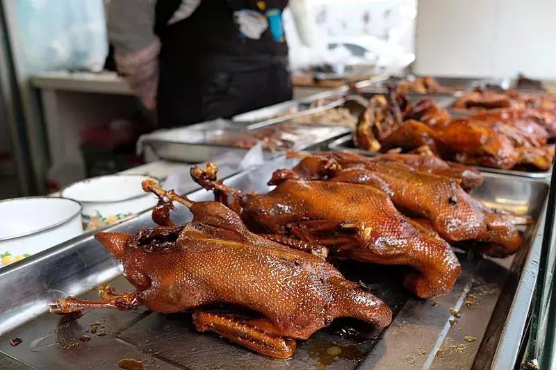 两百年呼童街，一百米烟火路，尝尝这里的美食吧