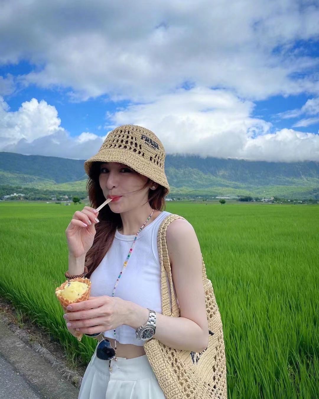 王心凌粉色帽子造型,王心凌穿搭回归现实生活