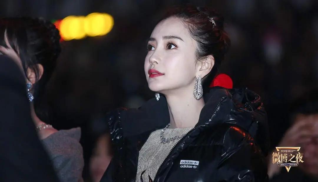 微博之夜赵丽颖杨幂一起走红毯 (杨幂赵丽颖微博之夜美图对比)