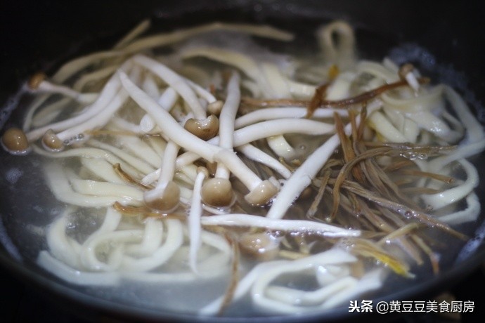 做手擀面用不用醒面,做手擀面里面需要加鸡蛋吗