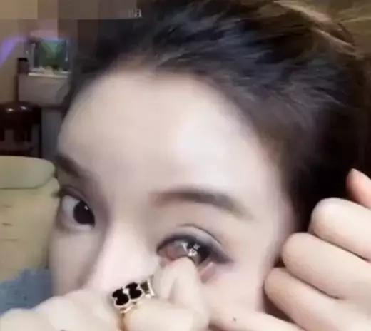 不会戴隐形眼镜可以找谁帮忙,新手戴隐形眼镜的方法简单方便