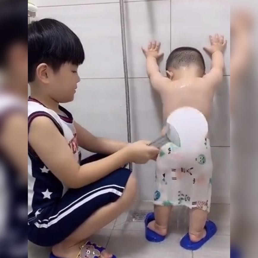 弟弟享受哥哥“搓澡服务”的姿势火了,网友:果然还是小的待遇好