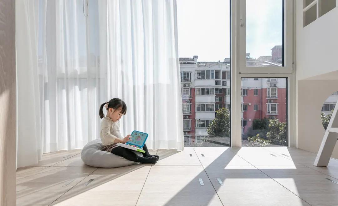 100平现代简约阳台装修风格,125平带阳台简约温馨装修风格