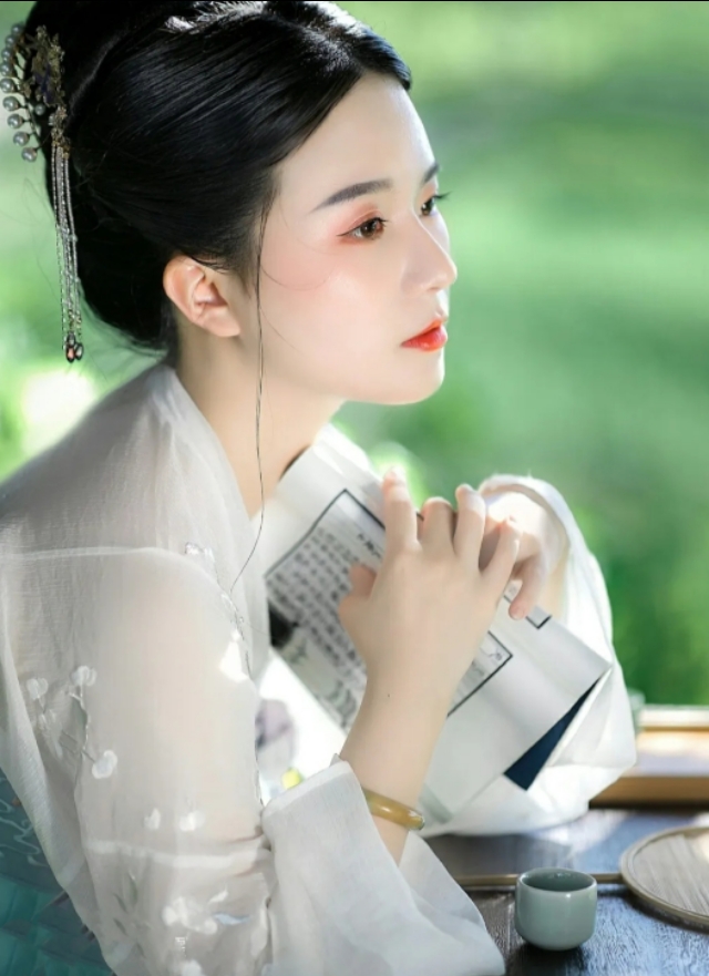 《七律》九首：月明渐觉滩声转，星散虚回波影同