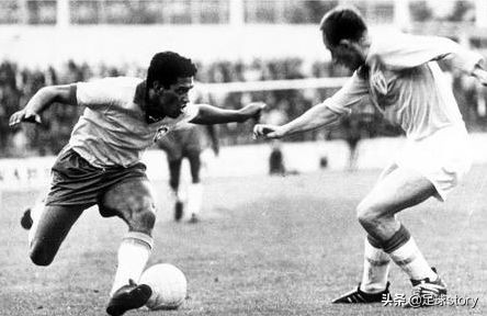 “盘带之魔”加林查，足坛史上最会盘带的球员，比肩贝利的传奇