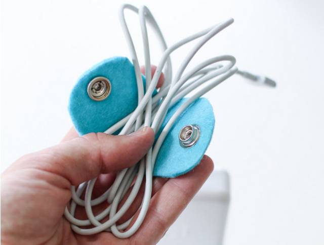耳塞怎么弄不会打结,耳塞和充电线