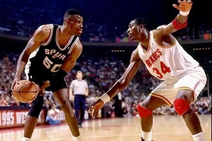 NBA上古巨星传-哈基姆·奥拉朱旺！虚晃迷踪步，大梦方初醒