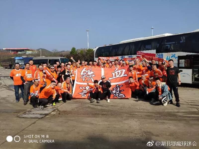 武汉卓尔球迷远征南京,从武汉开往省外的火车