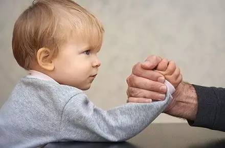 面对喜欢耍脾气的熊孩子，家长这样做，帮助孩子迅速改掉暴脾气