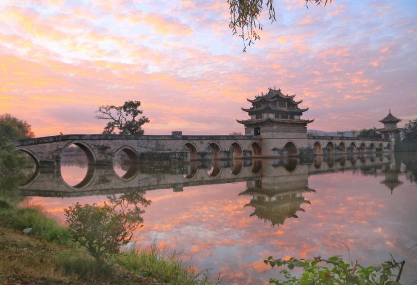 云南建水，一座有着全国第三大孔庙的边陲古城，烧烤更是享誉全省