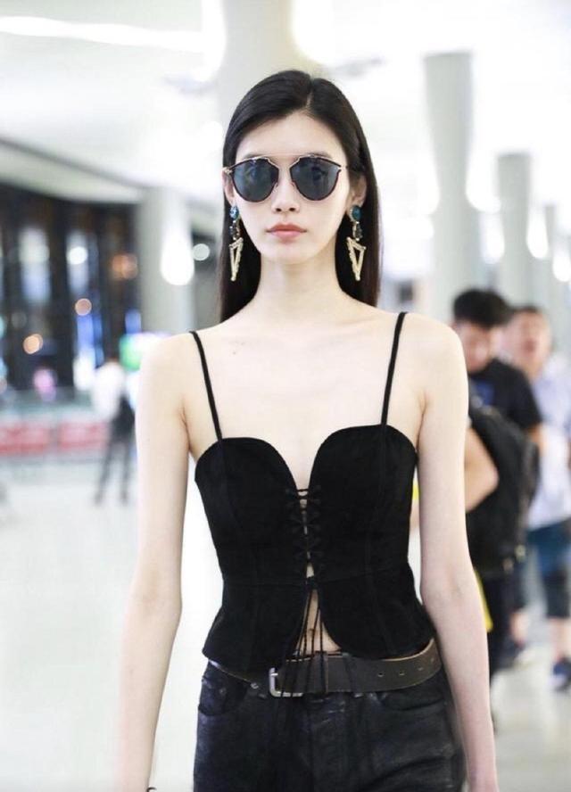 丝巾搭配西装裙子,小丝巾搭配西装外套的最新方法