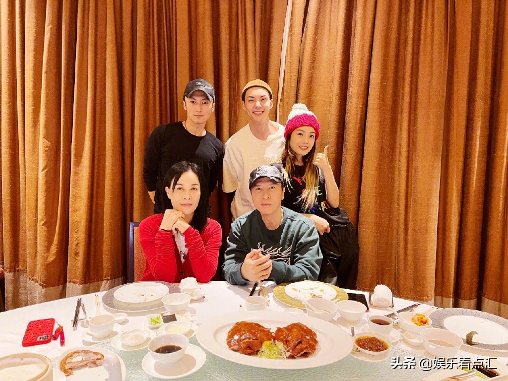 谢霆锋与霍汶希勾肩搭背,霍汶希晒和谢霆锋合照