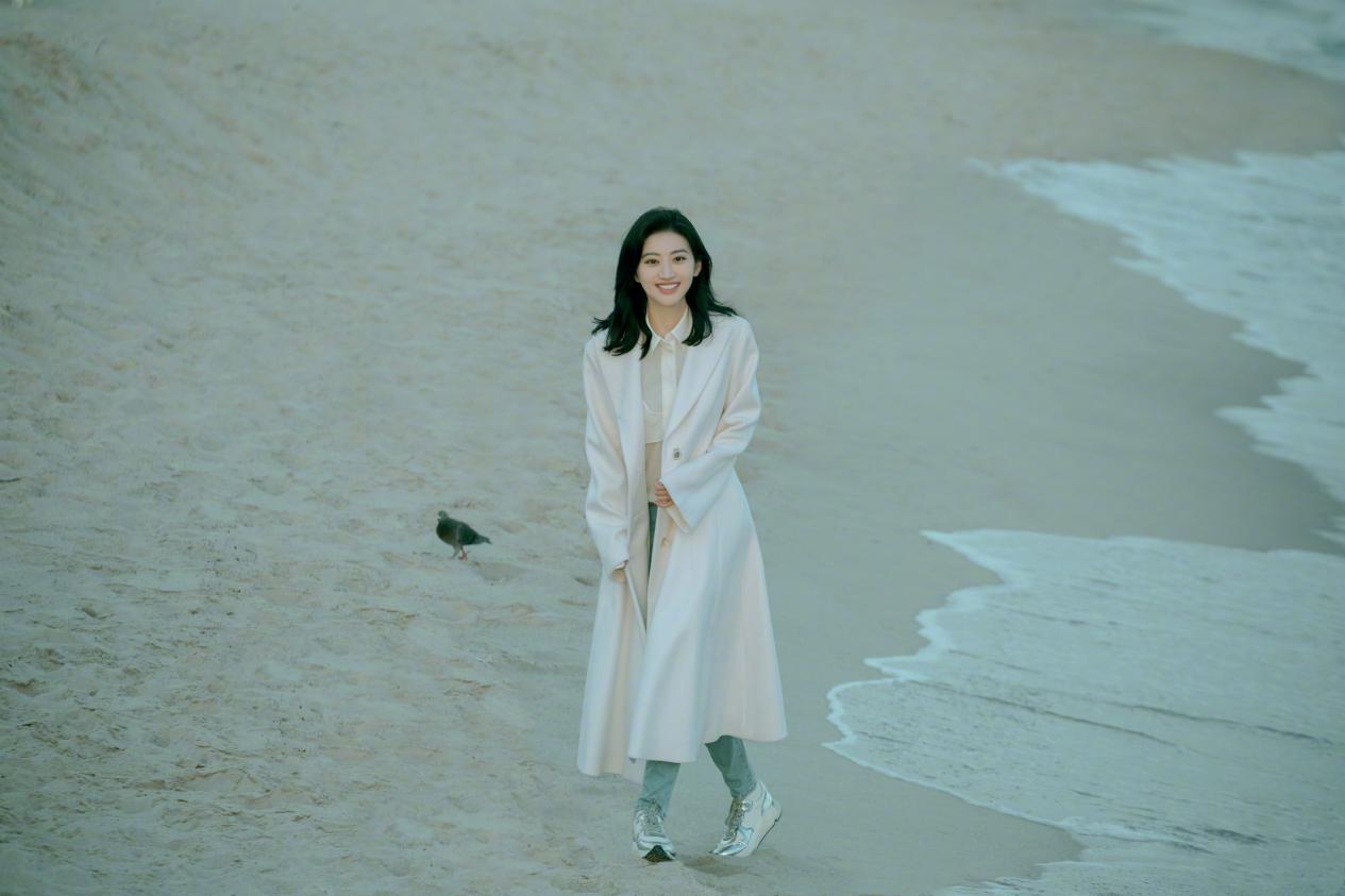 景甜黑色吊肩连衣裙,景甜穿时髦露肩连衣裙