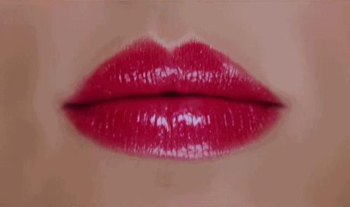 嘴巴干裂起皮推荐护唇油,秋冬季嘴唇干裂起皮这样涂