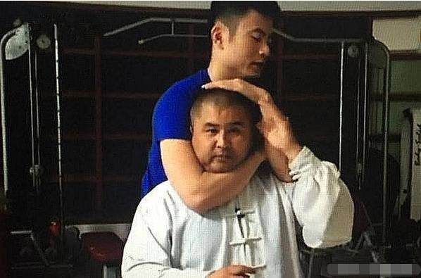 小孩遇到恶犬怎么办,遇到恶狗小孩怎么反击