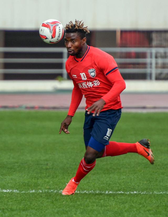 揭秘陕足“新狼王”奥斯卡：赛场上的铁血锋霸，生活中的侠骨柔肠