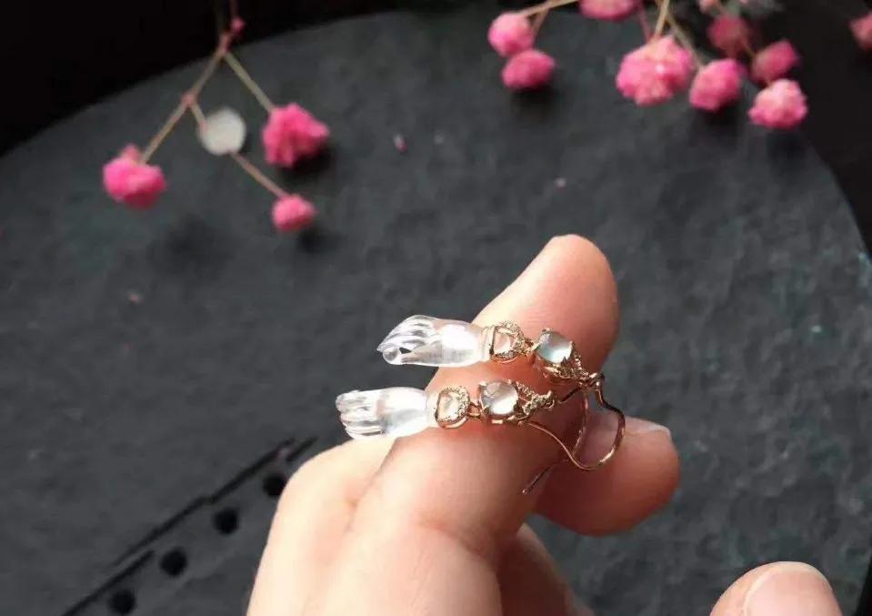 被誉为“福气之手”的翡翠佛手有啥款式？翡翠佛手适合哪些人戴？