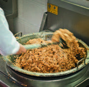 味香质醇、食酥色美的“非遗糖果”为了不落伍也出了抹茶味