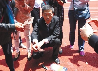 国民老爸4年死磕毒包书皮、毒跑道等假劣毒产品，曾烧光百万，推动修改行业标准