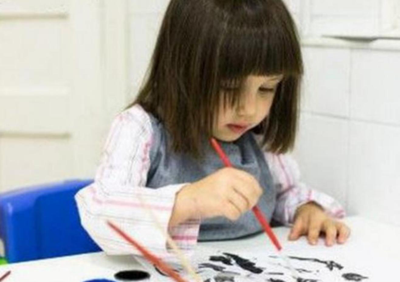 我只有两岁,是个刚拿笔乱画的娃,网友:起手的圆够我学3年