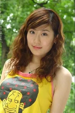 与周星驰签约8年只拍了2部戏,与周星驰签约8年只演2部戏