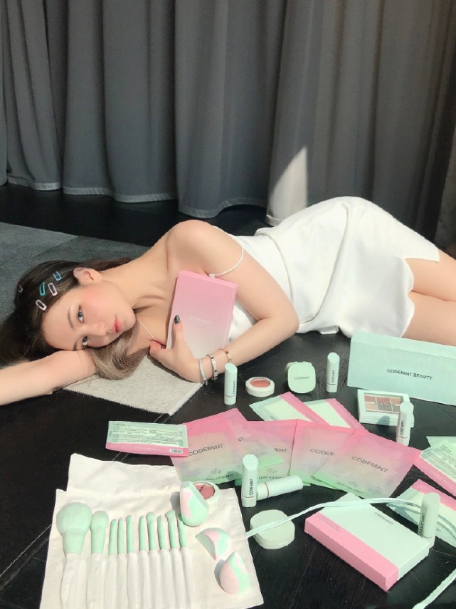 周扬青穿碎花裙摆pose秀好身材,周扬青穿露脐装照片