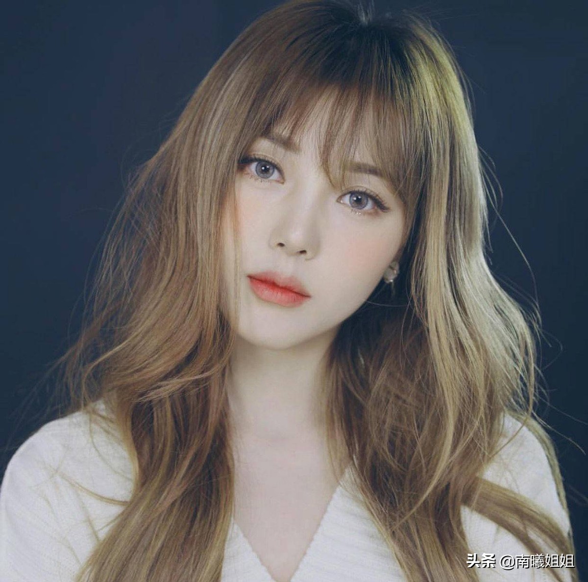 黑茶棕和黑茶灰哪种发色更显白,显白发色这才是真正的黑茶色