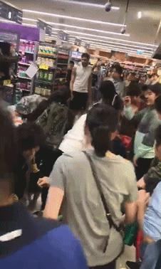 中国代购=抢奶粉？中国大爷大妈国外超市哄抢奶粉，吓坏了老外……