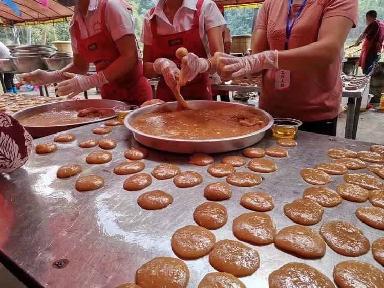 山底禾了社飞来之地的禾了节打糍粑做糍粑籺过禾了节
