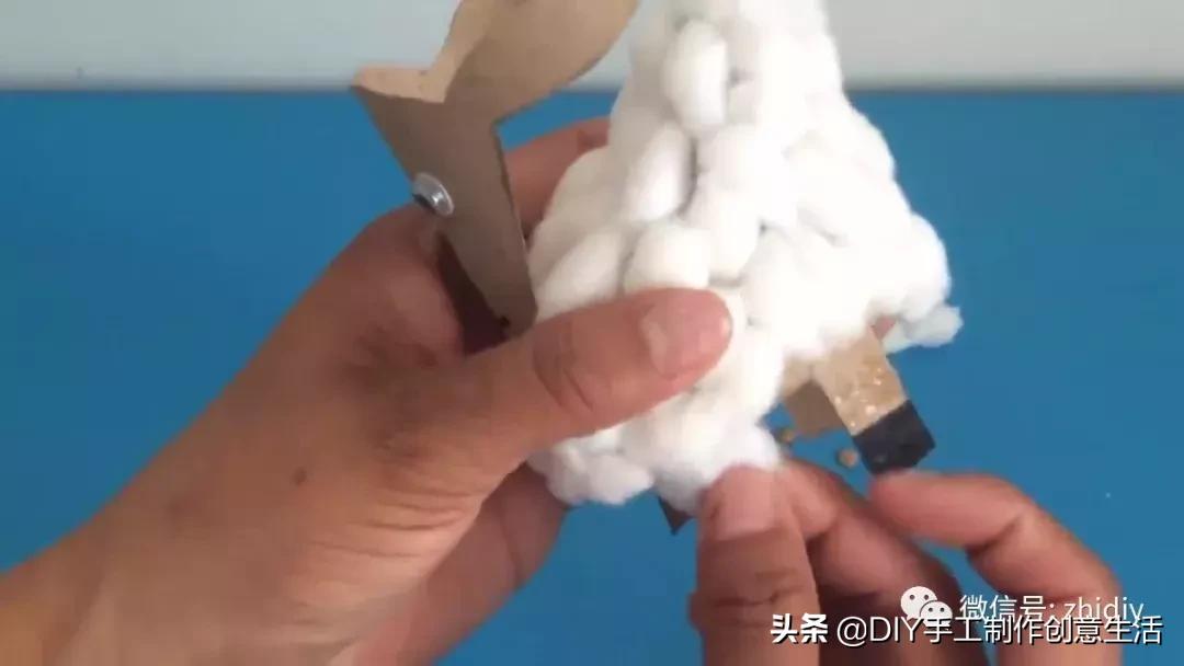 用白纸做个可爱的咩咩羊,用纸折一个可爱的小山羊