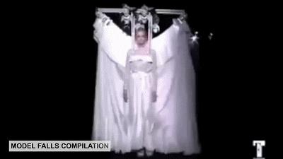 T台模特摔跤*案惨**！隔着屏幕都替她们脚疼
